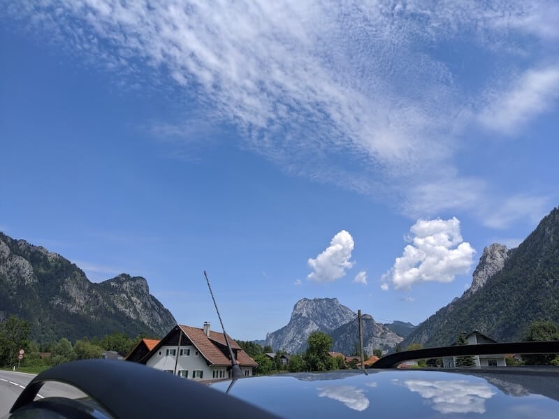 Drive through the beautiful mountains on your way from Hallstatt to Gößl