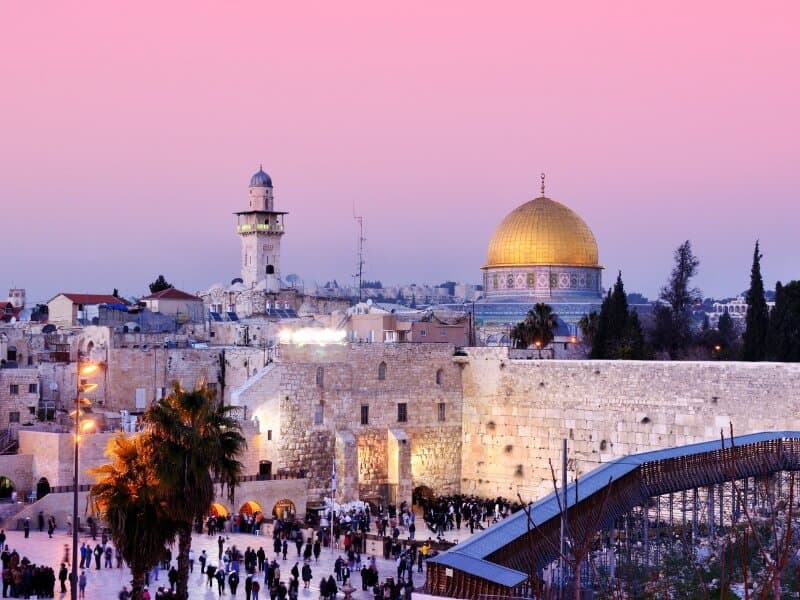 Western Wall and Dome of the Rock atop Temple Mount in Jerusalem - Jerusalem travel costs / visit Jerusalem on a budget